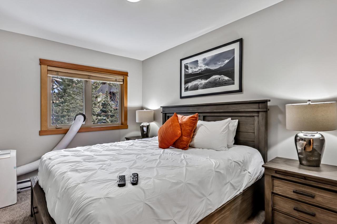 Suites With Pool & Hot Tubs Managed By Little Sister Getaways Canmore Exterior foto